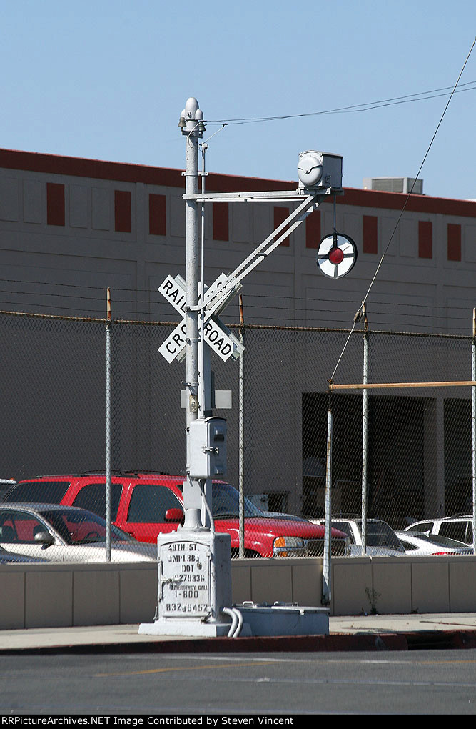 BNSF Santa Fe style wig-wag at mid yard crossing in "Malabar".